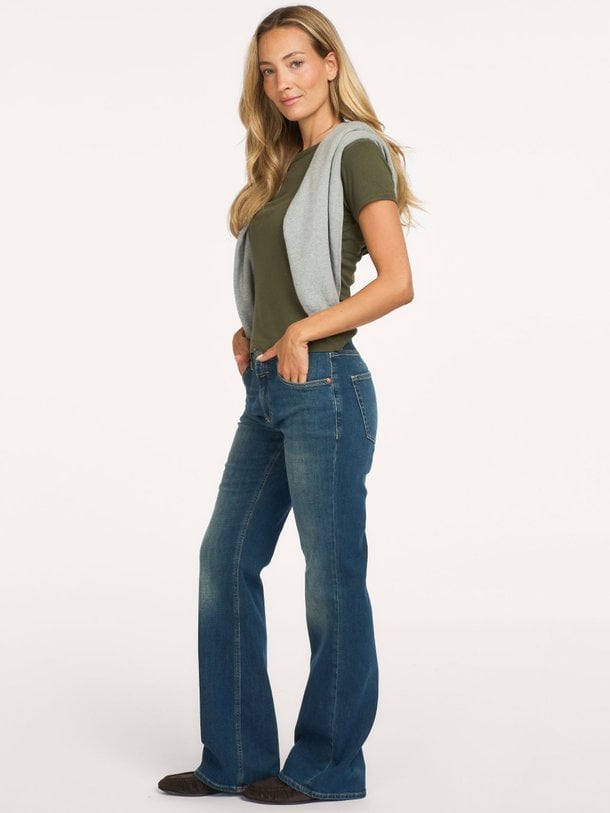 Jovanna, mid waist flared fit jeans
