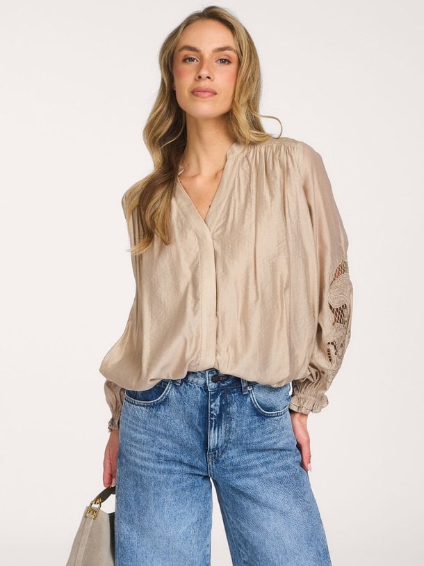 Delin, viscosemix balloon blouse met broderie