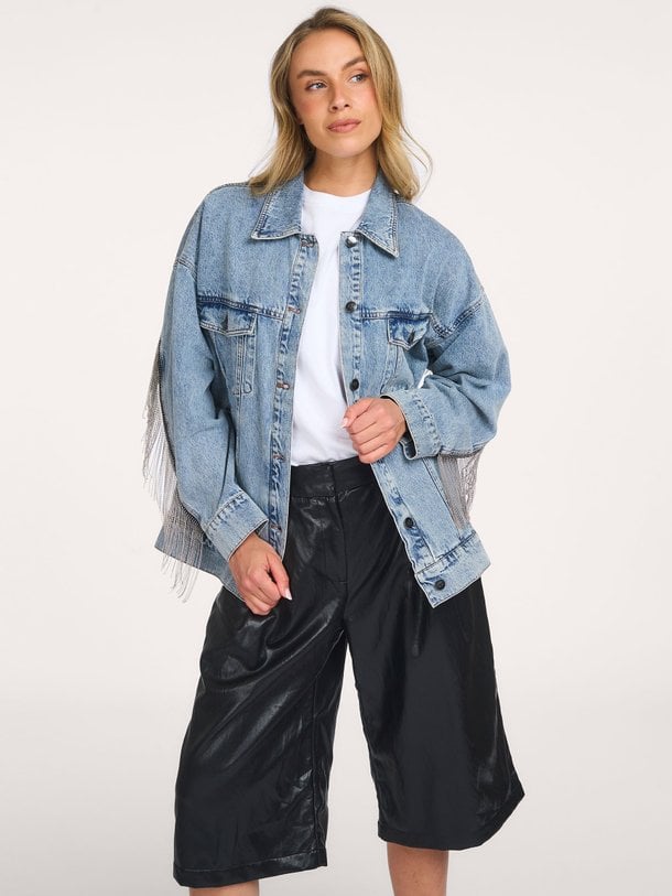 Co'Couture DeniceCC Denim Fringe Jacket online kopen | Orangebag Shop de Co'Couture DeniceCC Denim Fringe Jacket bij Orangebag. Dit lichtblauwe denim jack met zilveren fringes is het ultieme statement piece voor dit seizoen.