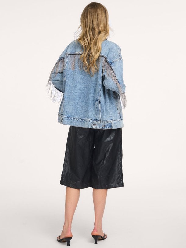 Co'Couture DeniceCC Denim Fringe Jacket online kopen | Orangebag Shop de Co'Couture DeniceCC Denim Fringe Jacket bij Orangebag. Dit lichtblauwe denim jack met zilveren fringes is het ultieme statement piece voor dit seizoen.