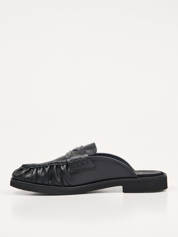 Nubikk Jones Mule (L) online kopen | Orangebag Ontdek de Jones Mule (L) van Nubikk bij Orangebag. Deze zwarte leren mule combineert de klassieke penny loafer look met modern comfort. Shop nu!