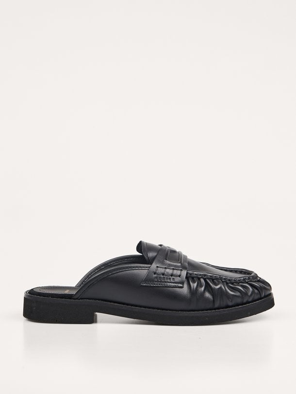 Nubikk Jones Mule (L) online kopen | Orangebag Ontdek de Jones Mule (L) van Nubikk bij Orangebag. Deze zwarte leren mule combineert de klassieke penny loafer look met modern comfort. Shop nu!