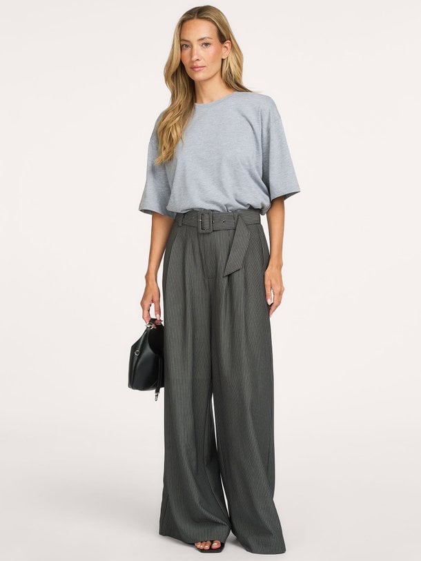 23 THE PINSTRIPED HIGH PANT Viscosemix broek met krijtstreep