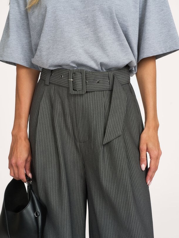 23 THE PINSTRIPED HIGH PANT Viscosemix broek met krijtstreep