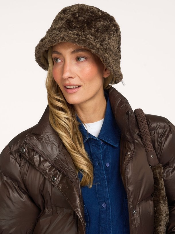 03-301019-609 Fake fur reversible bucket hat