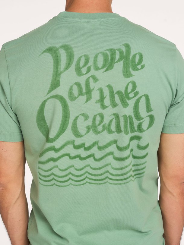 Ontdek dit comfortabele saliegroene Mistral T-shirt met subtiel logo. Perfect voor een relaxte zomerse look. Shop Mistral nu bij Orangebag.