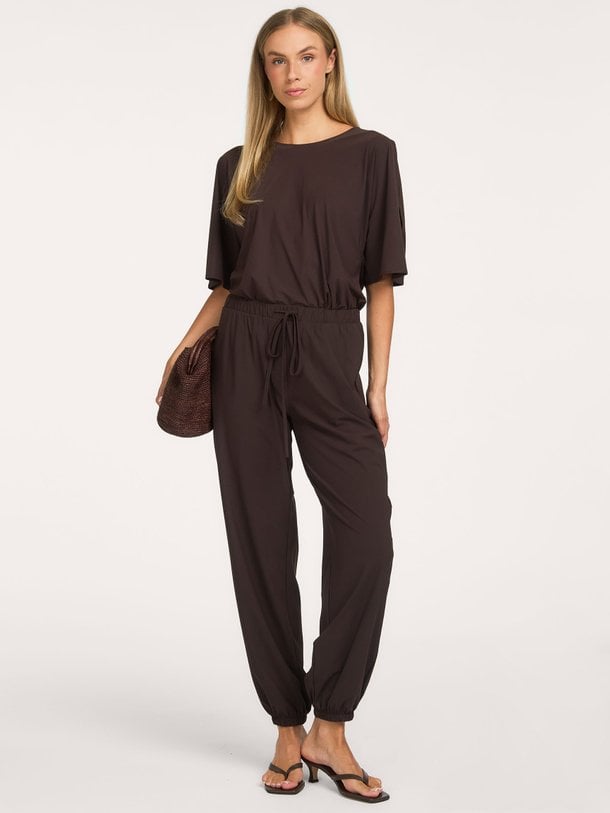 Ontdek de Mariel balloon trousers van Studio Anneloes in een diepe bruine tint. Comfortabel, stijlvol en perfect voor elke gelegenheid. Shop nu bij Orangebag.