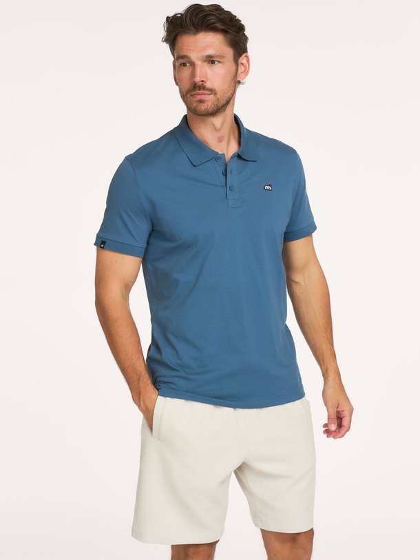 Ontdek deze tijdloze blauwe polo van Mistral. Een essentieel item voor je garderobe met een klassieke pasvorm en subtiel logo. Shop nu bij Orangebag.