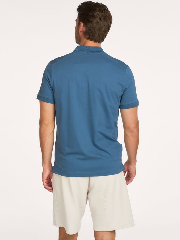 Ontdek deze tijdloze blauwe polo van Mistral. Een essentieel item voor je garderobe met een klassieke pasvorm en subtiel logo. Shop nu bij Orangebag.