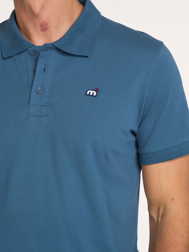 Ontdek deze tijdloze blauwe polo van Mistral. Een essentieel item voor je garderobe met een klassieke pasvorm en subtiel logo. Shop nu bij Orangebag.