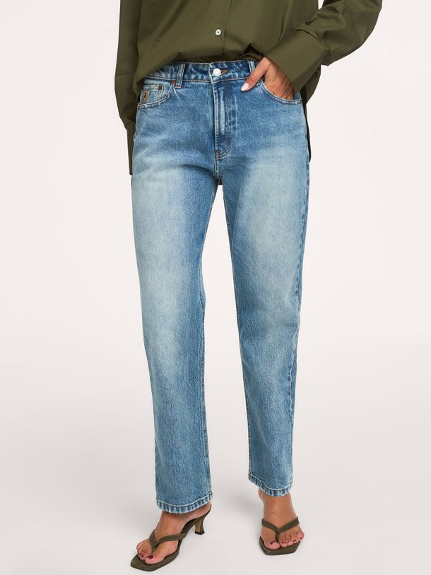 Ontdek de Lois New Dana jeans bij Orangebag. Een tijdloze straight fit denim met een prachtige medium wassing. Perfect voor elke dag. Shop nu online!
