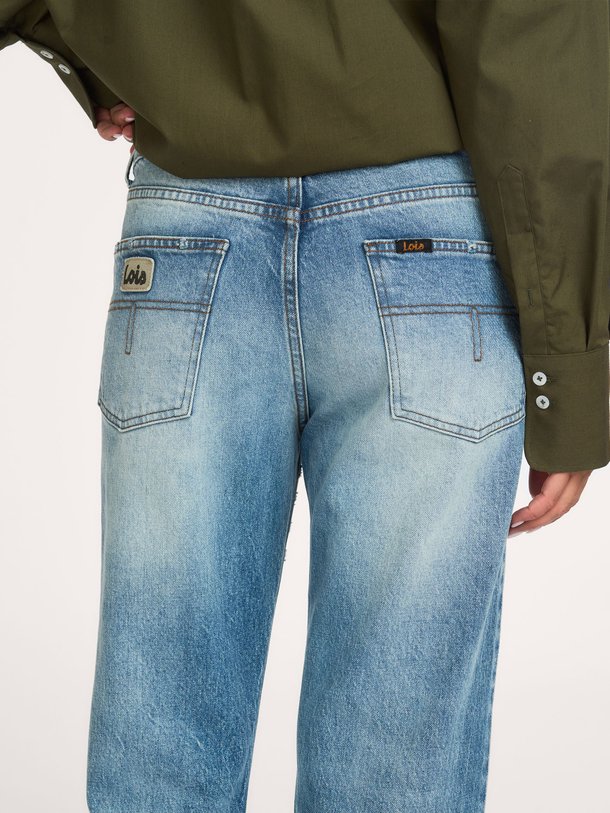 Ontdek de Lois New Dana jeans bij Orangebag. Een tijdloze straight fit denim met een prachtige medium wassing. Perfect voor elke dag. Shop nu online!