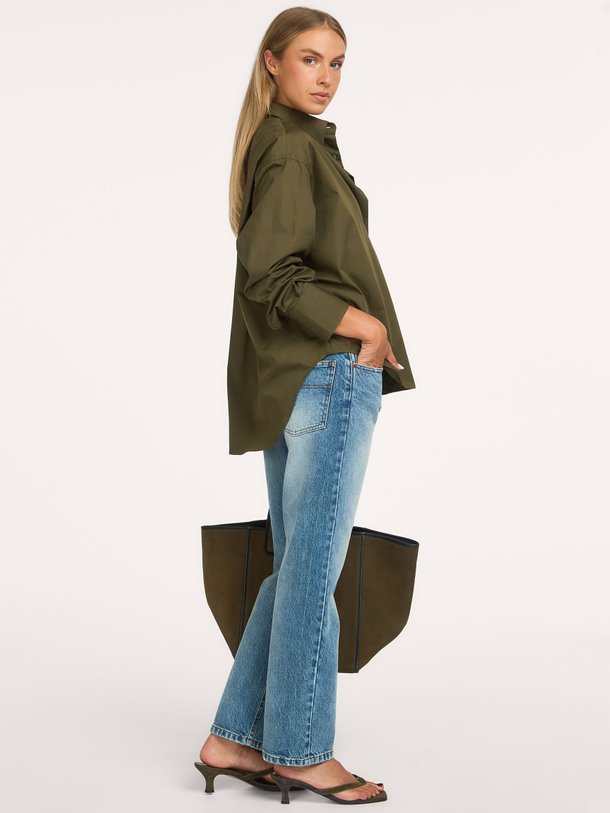 Ontdek de Lois New Dana jeans bij Orangebag. Een tijdloze straight fit denim met een prachtige medium wassing. Perfect voor elke dag. Shop nu online!