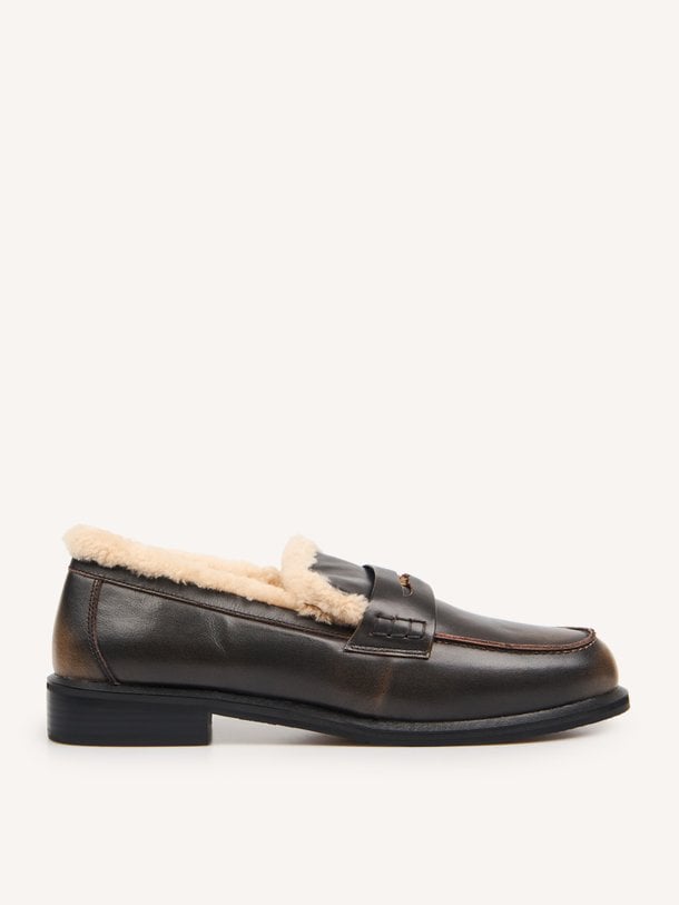 Toral NOA online kopen | Orangebag Ontdek de Toral NOA loafers bij Orangebag. Deze stijlvolle donkerbruine leren schoenen met zachte voering zijn de perfecte mix van comfort en luxe.