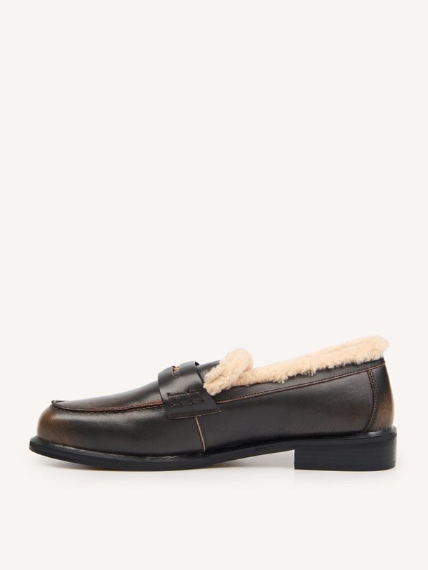 Toral NOA online kopen | Orangebag Ontdek de Toral NOA loafers bij Orangebag. Deze stijlvolle donkerbruine leren schoenen met zachte voering zijn de perfecte mix van comfort en luxe.