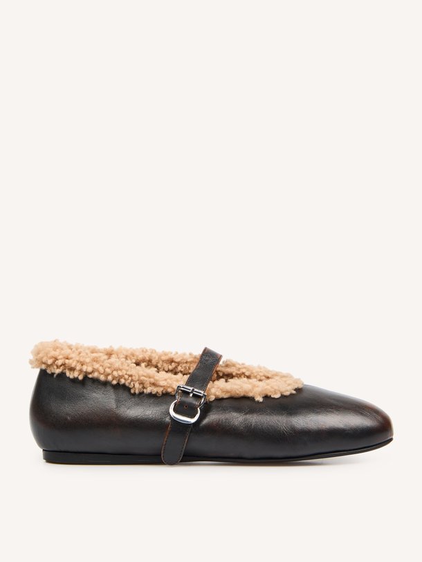Toral TL-ANOUSH online kopen | Orangebag Ontdek de Toral TL-ANOUSH instappers bij Orangebag. Deze donkerbruine leren loafers met zachte teddy voering combineren comfort met een modische twist.