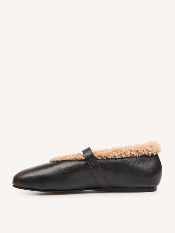 Toral TL-ANOUSH online kopen | Orangebag Ontdek de Toral TL-ANOUSH instappers bij Orangebag. Deze donkerbruine leren loafers met zachte teddy voering combineren comfort met een modische twist.