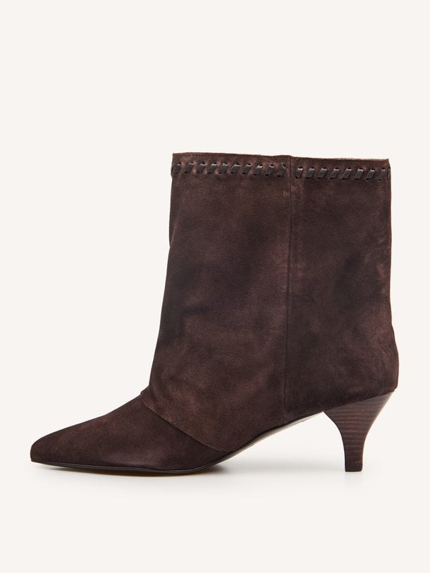 Ontdek de Toral MAEVE: een elegante donkerbruine suede enkellaars met een verfijnde kitten heel. Perfect voor een tijdloze en vrouwelijke look bij Orangebag.