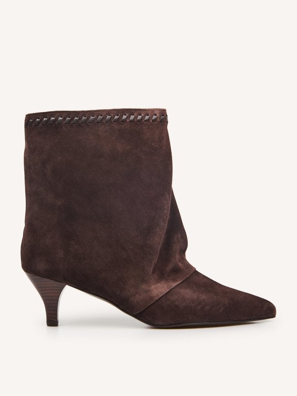 Ontdek de Toral MAEVE: een elegante donkerbruine suede enkellaars met een verfijnde kitten heel. Perfect voor een tijdloze en vrouwelijke look bij Orangebag.