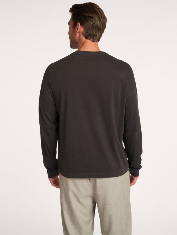 Drykorn 520005 online kopen | Orangebag Ontdek de veelzijdige Drykorn 520005 longsleeve in tijdloos zwart. Een onmisbare basic met een relaxte pasvorm voor een moeiteloze, stijlvolle look.