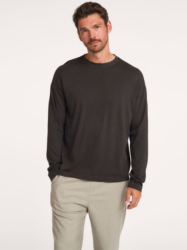 Drykorn 520005 online kopen | Orangebag Ontdek de veelzijdige Drykorn 520005 longsleeve in tijdloos zwart. Een onmisbare basic met een relaxte pasvorm voor een moeiteloze, stijlvolle look.