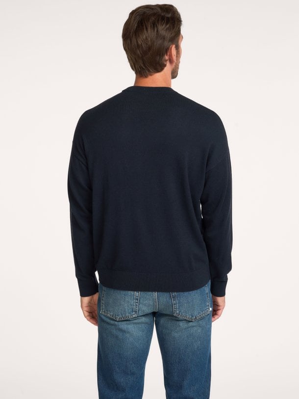 Drykorn 420240 online kopen | Orangebag Ontdek deze tijdloze navy trui van Drykorn. Een onmisbare basic met een perfecte pasvorm en hoogwaardige afwerking. Shop nu bij Orangebag.
