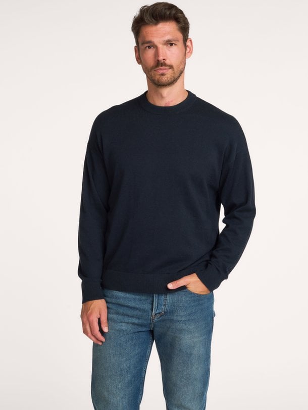 Drykorn 420240 online kopen | Orangebag Ontdek deze tijdloze navy trui van Drykorn. Een onmisbare basic met een perfecte pasvorm en hoogwaardige afwerking. Shop nu bij Orangebag.