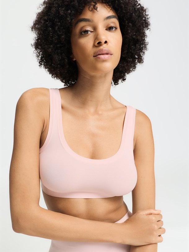 Ontdek de ultieme zachtheid van de Hanro Touch Feeling crop top in zachtroze. Naadloos design voor perfect comfort. Shop Hanro bij Orangebag.