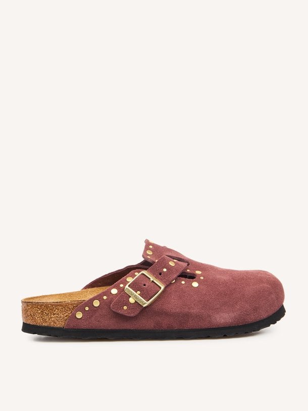 Birkenstock Boston Rivets Suede Leather Women online kopen | Orangebag Shop de Birkenstock Boston Rivets in bordeauxrood suede. Deze iconische clogs met subtiele studs bieden het ultieme comfort en een modische look bij Orangebag.