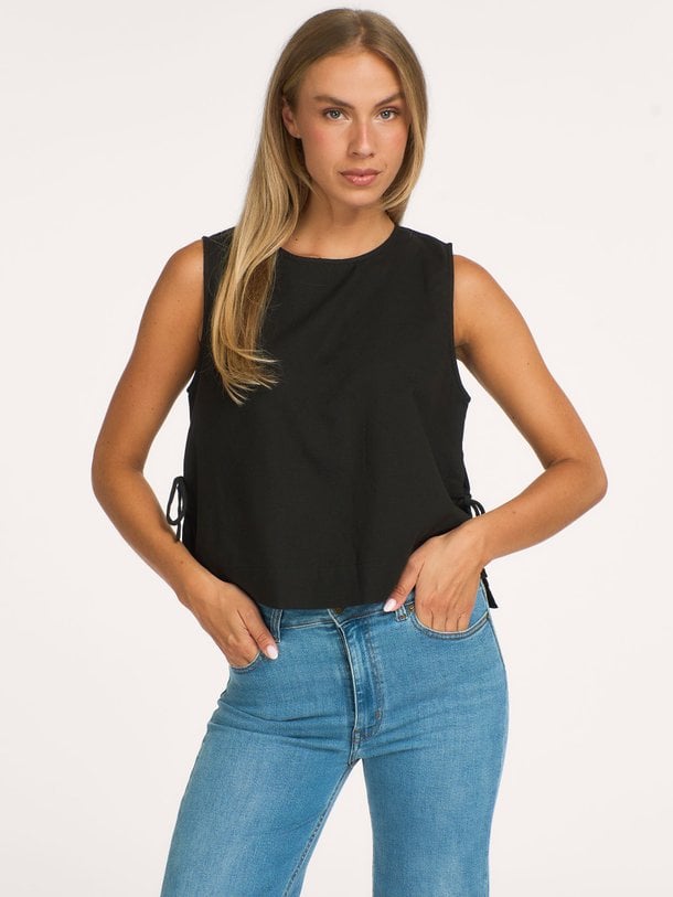 Neo Noir Svetlana linen Top online kopen | Orangebag Ontdek de Neo Noir Svetlana linen Top in tijdloos zwart. Een elegante mouwloze top met verfijnde strikdetails aan de zijkant. Shop nu bij Orangebag.