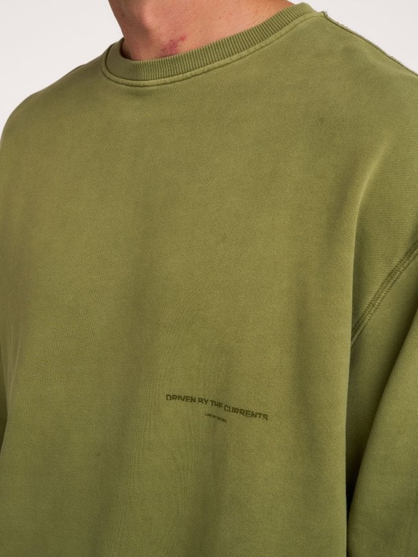 Law of the Sea TORRIA GARMENT DYED CREWNECK SWEAT online kopen | Orangebag Shop de TORRIA GARMENT DYED CREWNECK SWEAT van Law of the Sea bij Orangebag. Een comfortabele olijfgroene sweater met een unieke garment-dyed finish.