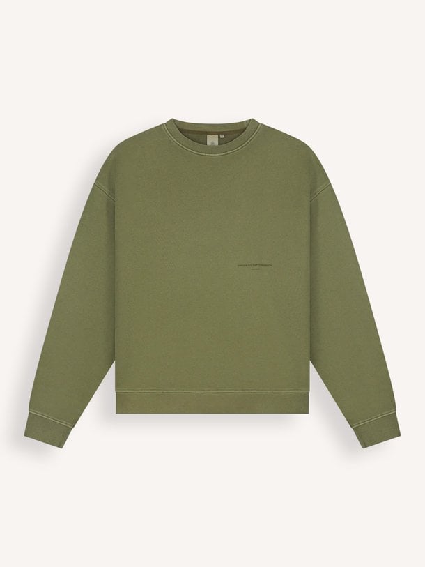 Shop de TORRIA GARMENT DYED CREWNECK SWEAT van Law of the Sea bij Orangebag. Een comfortabele olijfgroene sweater met een unieke garment-dyed finish.