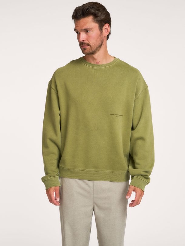 Law of the Sea TORRIA GARMENT DYED CREWNECK SWEAT online kopen | Orangebag Shop de TORRIA GARMENT DYED CREWNECK SWEAT van Law of the Sea bij Orangebag. Een comfortabele olijfgroene sweater met een unieke garment-dyed finish.