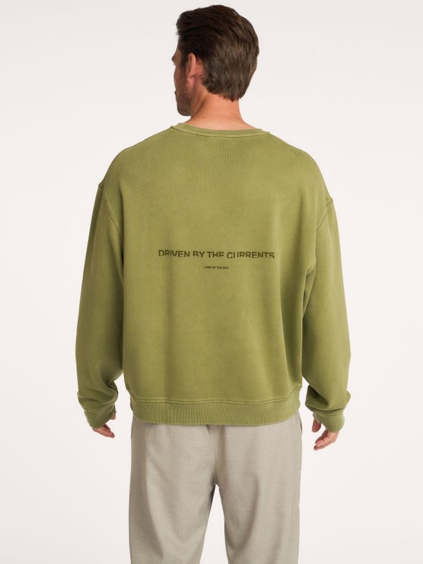 Law of the Sea TORRIA GARMENT DYED CREWNECK SWEAT online kopen | Orangebag Shop de TORRIA GARMENT DYED CREWNECK SWEAT van Law of the Sea bij Orangebag. Een comfortabele olijfgroene sweater met een unieke garment-dyed finish.