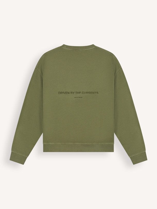 Shop de TORRIA GARMENT DYED CREWNECK SWEAT van Law of the Sea bij Orangebag. Een comfortabele olijfgroene sweater met een unieke garment-dyed finish.