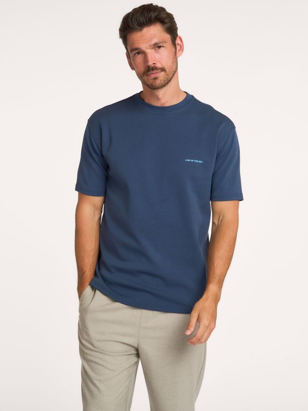 Shop het Law of the Sea PASSAGE ARTWORK T-SHIRT in donkerblauw bij Orangebag. Een comfortabel katoenen shirt met een unieke grafische print op de achterzijde.