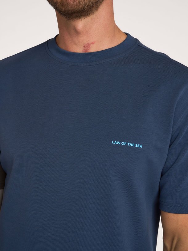 Shop het Law of the Sea PASSAGE ARTWORK T-SHIRT in donkerblauw bij Orangebag. Een comfortabel katoenen shirt met een unieke grafische print op de achterzijde.
