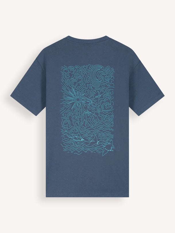 Shop het Law of the Sea PASSAGE ARTWORK T-SHIRT in donkerblauw bij Orangebag. Een comfortabel katoenen shirt met een unieke grafische print op de achterzijde.
