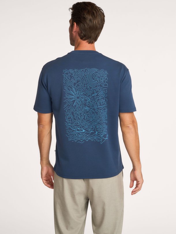 Shop het Law of the Sea PASSAGE ARTWORK T-SHIRT in donkerblauw bij Orangebag. Een comfortabel katoenen shirt met een unieke grafische print op de achterzijde.