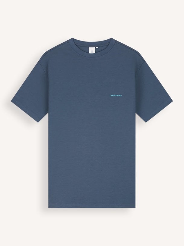 Shop het Law of the Sea PASSAGE ARTWORK T-SHIRT in donkerblauw bij Orangebag. Een comfortabel katoenen shirt met een unieke grafische print op de achterzijde.