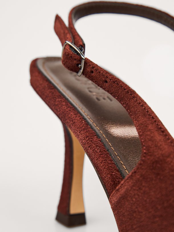 A Little More, suède slingbacks