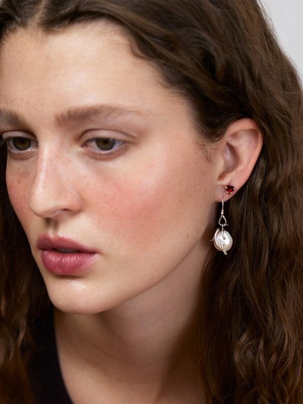 Stud earrings with heart-shaped garnet Zilveren oorstekers