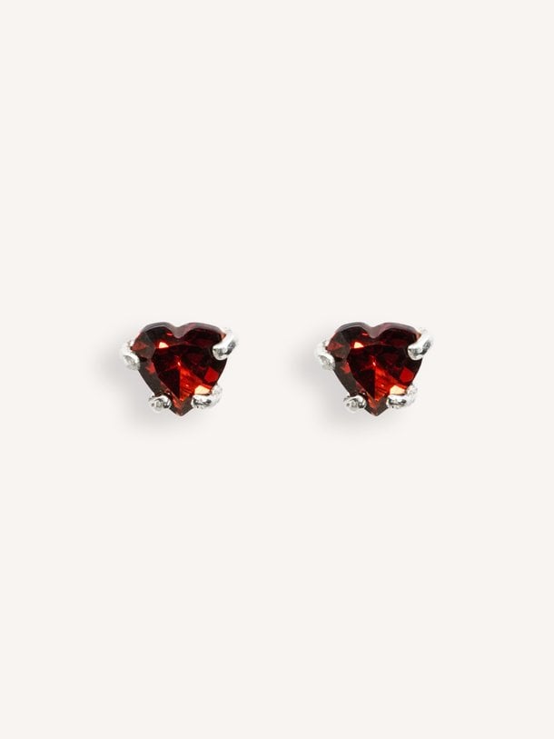 Stud earrings with heart-shaped garnet Zilveren oorstekers