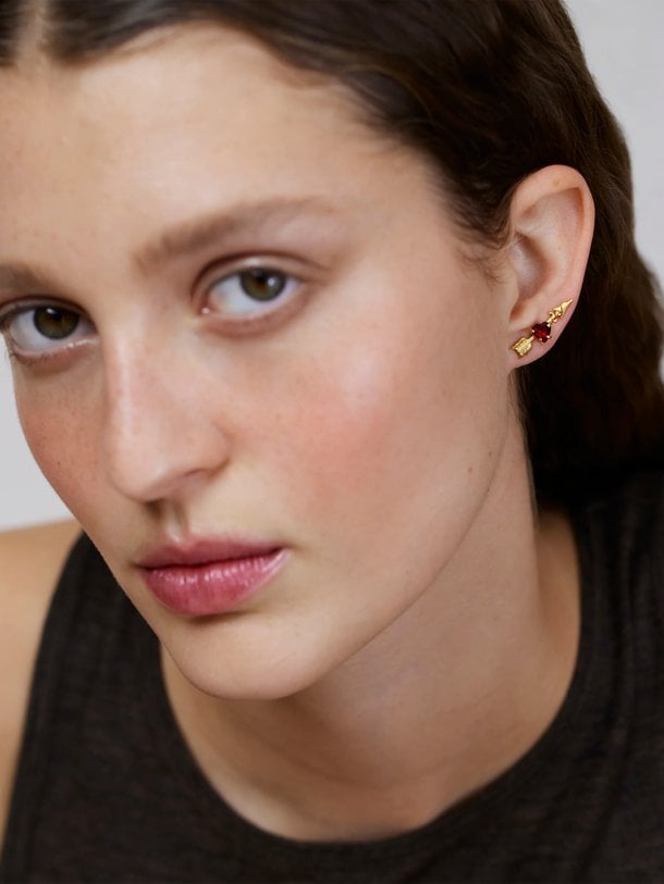 Single stud earring with heart-shaped garnet and removable arrow Vergulde oorsteker